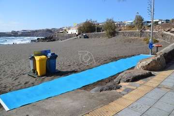 Izado de la bandera azul en Hoya del Pozo (foto TA/Francisco Javier Santana)